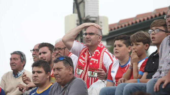 Un aficionado del Algeciras, con gesto de lamento, ayer en Astorga.