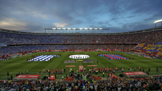 Una panorámica del Vicente Calderón, instante antes del inicio de la final entre el Barcelona y el Alavés.