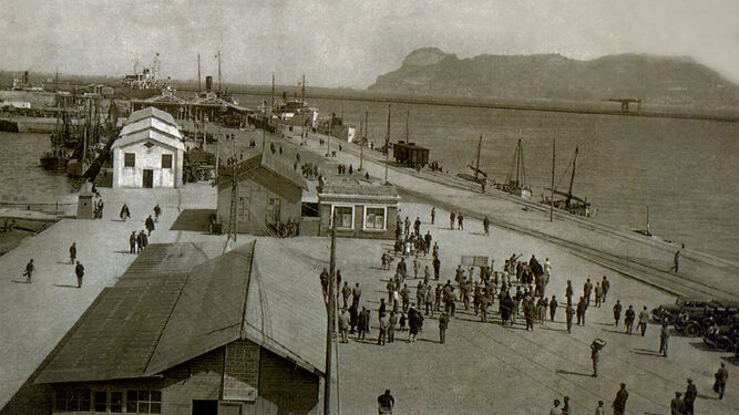 Manifestación de trabajadores portuarios en el muelle de la Galera en el año 1935.
