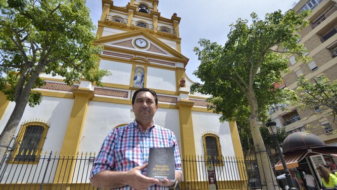 José Manuel Fernández, con un ejemplar de su libro a las puertas de la parroquia de la Inmaculada.
