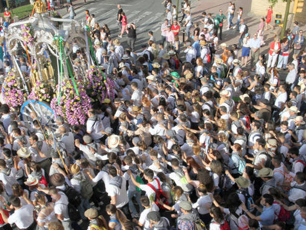 La muchedumbre arropa al simpecado en la salida de la Hermandad de Huelva.