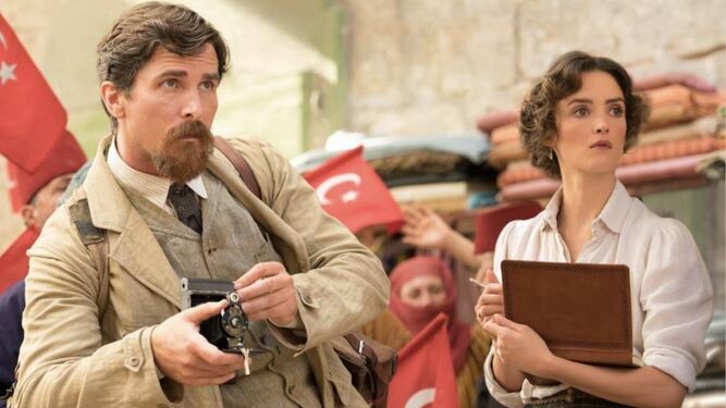 Christian Bale y Charlotte Le Bon, en una escena de la recién estrenada 'La promesa'.