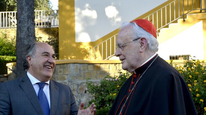 El alcalde recibe a Amigo Vallejo en el Colegio Salesianos de Algeciras.