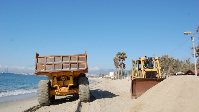 Dos tractores trabajan en  la playa de Palmones.