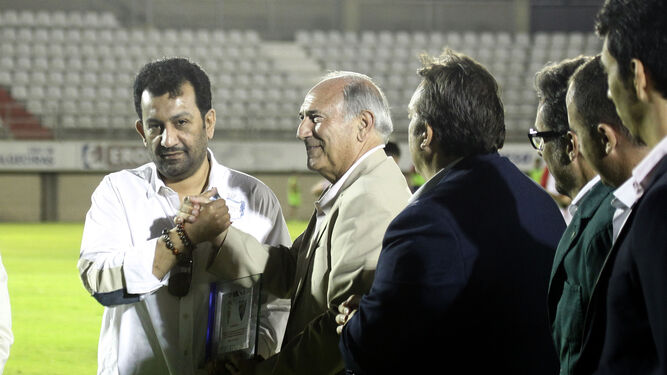 Ricardo Alfonso Álvarez entrega una placa al presidente del Málaga, Al Thani, el pasado verano.