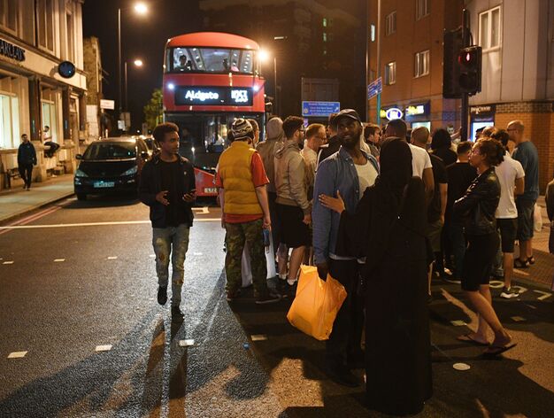 El atropello junto a la mezquita en el barrio londinense de Finsbury Park, en im&aacute;genes