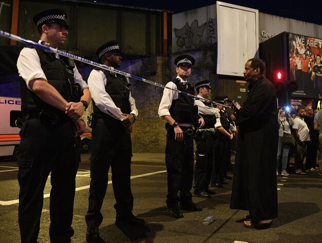 El atropello junto a la mezquita en el barrio londinense de Finsbury Park, en im&aacute;genes