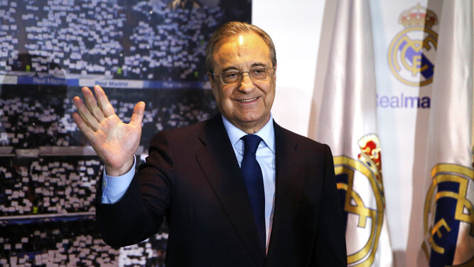 Florentino Pérez saluda tras finalizar su discurso en el palco de honor del Santiago Bernabéu.