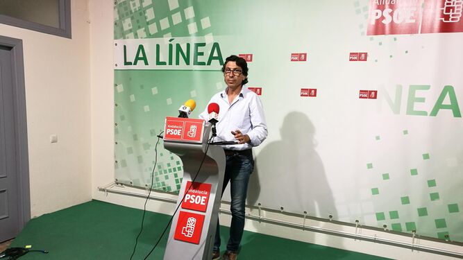Miguel Tornay, durante su intervención, ayer en la sede del PSOE en La Línea.