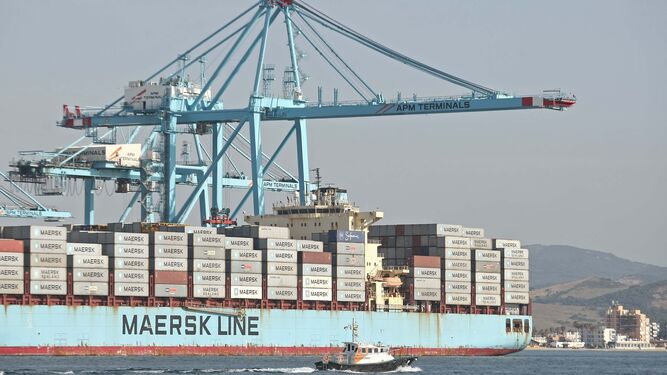 Uno de los portacontenedores de Maersk Line, en la mañana de ayer en Algeciras.