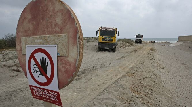 Dos camiones en el entorno de la playa de La Atunara, ayer por la mañana, en una zona acotada por obras.