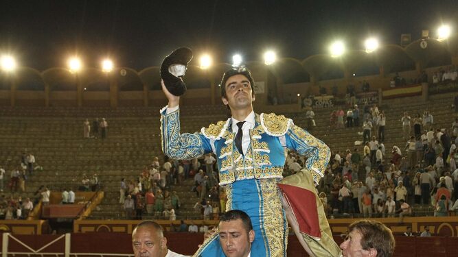 Miguel Ángel Perera, camino de la Puerta Grande de la plaza de toros de Las Palomas, con la llave de la oreja que le cortó a cada uno de los toros de su lote.