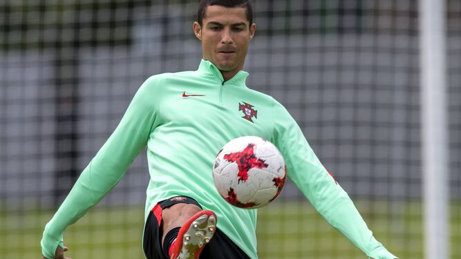 Cristiano Ronaldo golpea con diestra en el entrenamiento de Portugal.