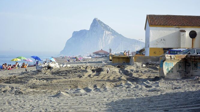 La playa del Tonelero, donde se observan grandes huecos en los muros que delimitan la arena y la calle.
