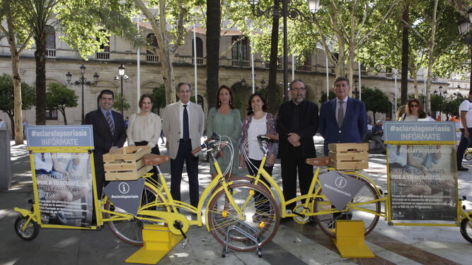 Impulsores de la iniciativa y profesionales implicados en esta enfermedad durante la presentación de la campaña en Sevilla.