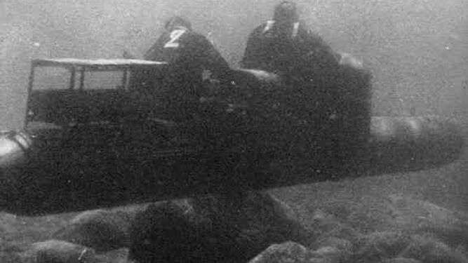 Los torpedos humanos italianos iban tripulados por dos hombres.