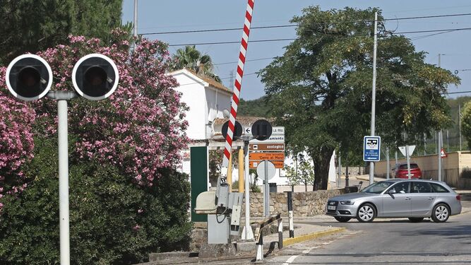 Un vehículo pasa cerca del paso a nivel de la Almoraima, en Castellar.