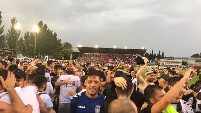 Aficionados y jugadores del Badajoz celebran el ascenso, ayer.
