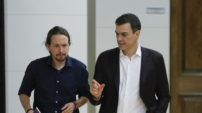 Pablo Iglesias y Pedro Sánchez conversan tras su última reunión, celebrada el 30 de marzo de 2016.