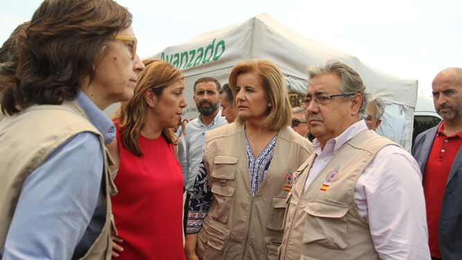 Susana Díaz conversa con los ministros Juan Ignacio Zoido y Fátima Báñez en presencia de Rosa Aguilar.