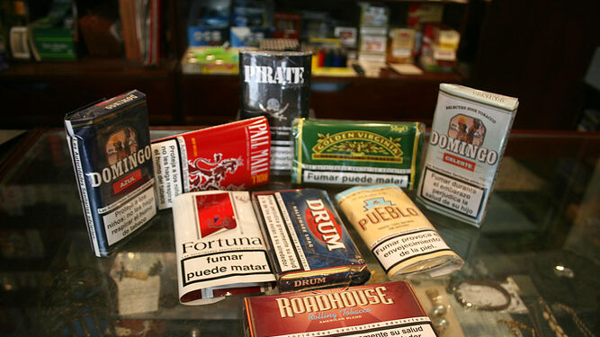 Varios paquetes de tabaco de liar en el mostrador de un estanco.