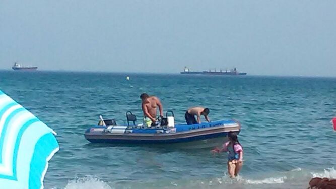 Una niña sale de la orilla ante la llegada de una lancha a gran velocidad, ayer en la playa de levante.