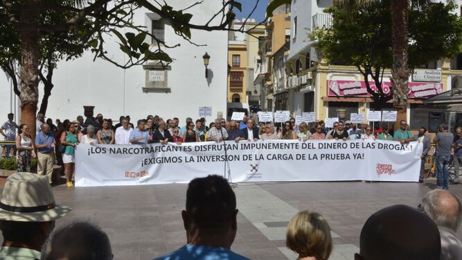 La pancarta de la concentración del Día Contra las Drogas, ayer en la Plaza Alta.