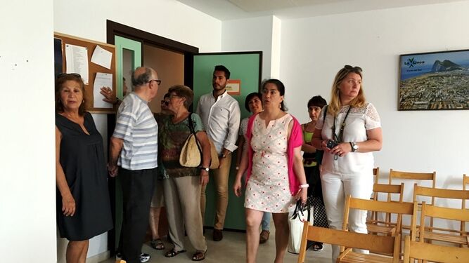 Representantes municipales y antiguos usuarios de La Cátedra en una visita a las instalaciones.