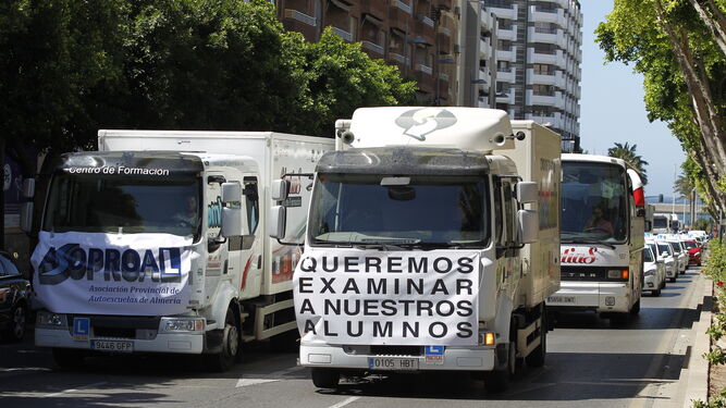 A la caravana de protesta no faltaron los vehículos pesados, camiones y autobuses perfectamente identificados.