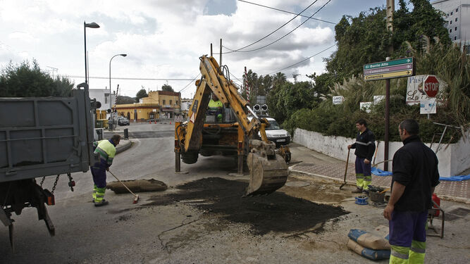 Trabajadores de la empresa pública comarcal Arcgisa reparan una avería en el municipio de San Roque en una imagen de archivo.