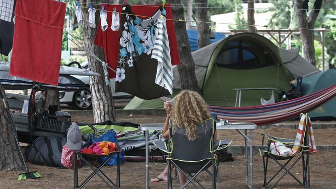 Una joven descansa en uno de los campings ubicados a lo largo de la costa tarifeña.