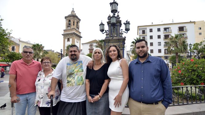 Varios miembros de la directiva de la asociación Adifiso en la Plaza Alta de la vecina localidad de Algeciras.