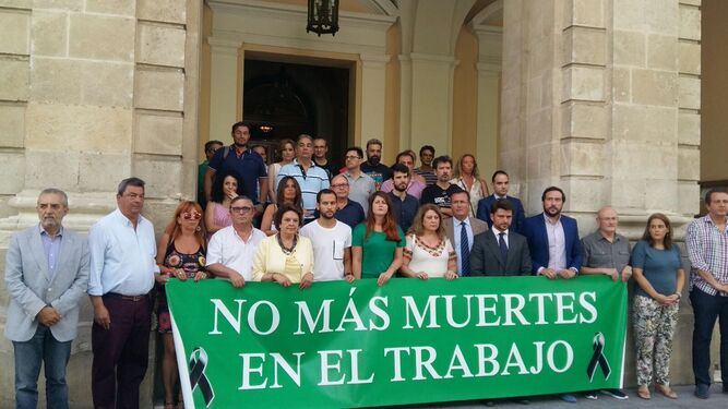 Miembros del Ayuntamiento guardan un minuto de silencio por el fallecimiento de un trabajador en Morón