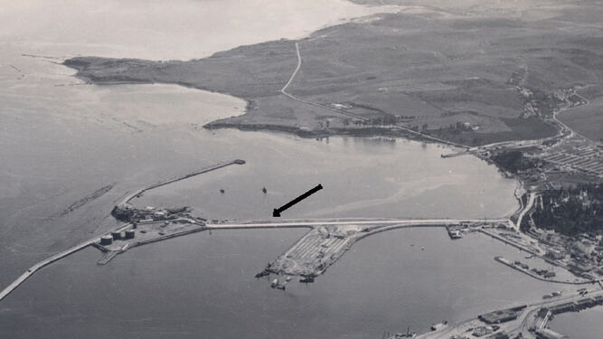 Vista aérea del puerto de Algeciras con la carretera a Isla Verde señalada (1964).