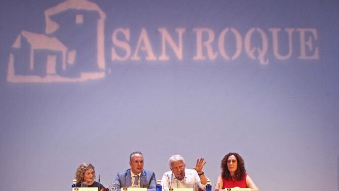 De izquierda a derecha: Teresa García Valderrama, Juan Carlos Ruiz Boix, Felipe González y Dolores Marchena.