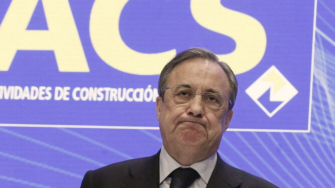 El presidente de ACS , Florentino Pérez, ante el logo de ACS