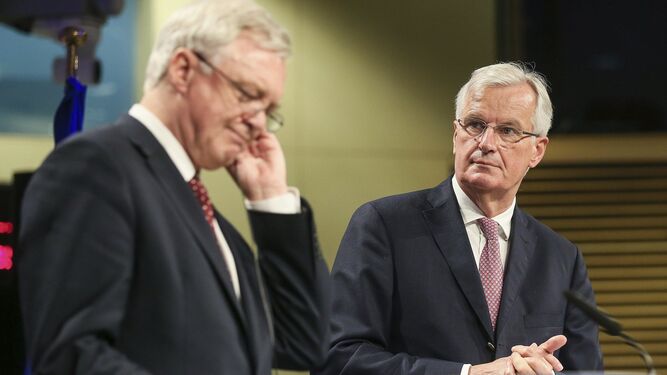 David Davis, ministro británico para el 'Brexit', y el negociador comunitario, Michel Barnier, ayer en Bruselas.