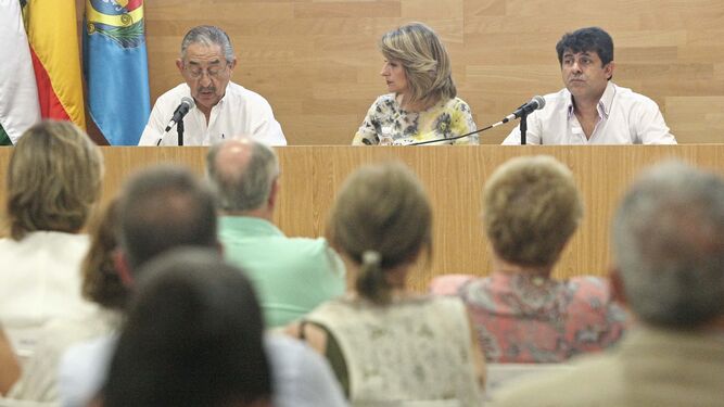 José Vargas, la concejal de Cultura, Pilar Pintor, y José Lérida, ayer en Algeciras.