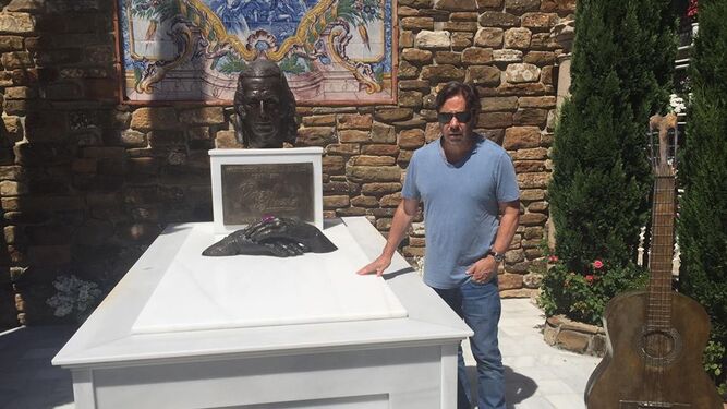 Al Di Meola, junto a la tumba de Paco Lucía, ayer en el cementerio antiguo de Algeciras.