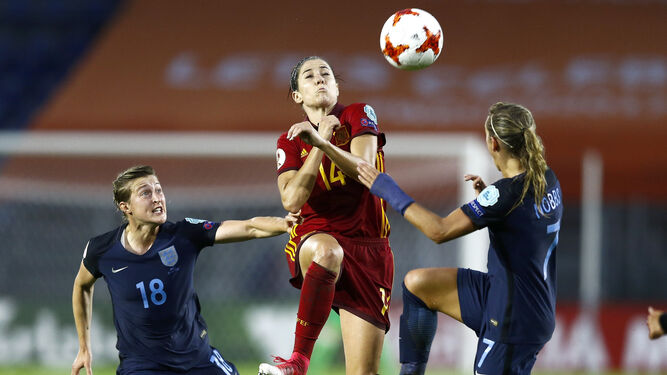 Vicky Losada salta en medio de dos jugadoras inglesas para intentar llevarse el balón.