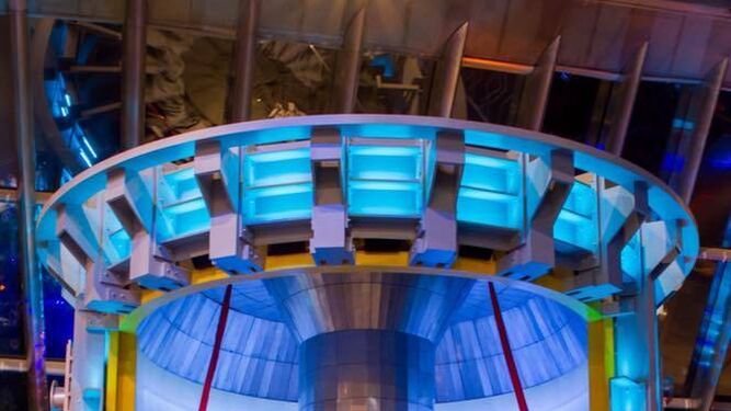 La réplica del reactor, en el pabellón principal de la Expo, la construcción esférica más grande del mundo. A la derecha el equipo de R&R, durante el montaje.