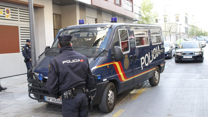 Un policía, durante un registro realizado en Granada por el caso Nazarí.