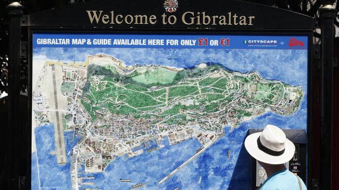 Un turista mira un mapa de Gibraltar.