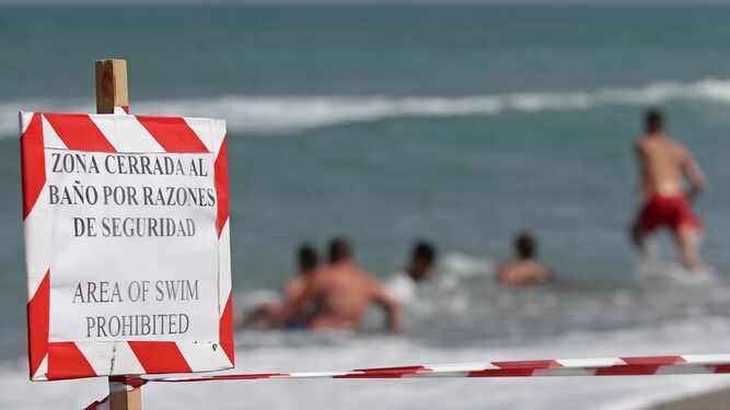 Varios jóvenes se bañan en la playa de Santa Bárbara estando cerrada al público.