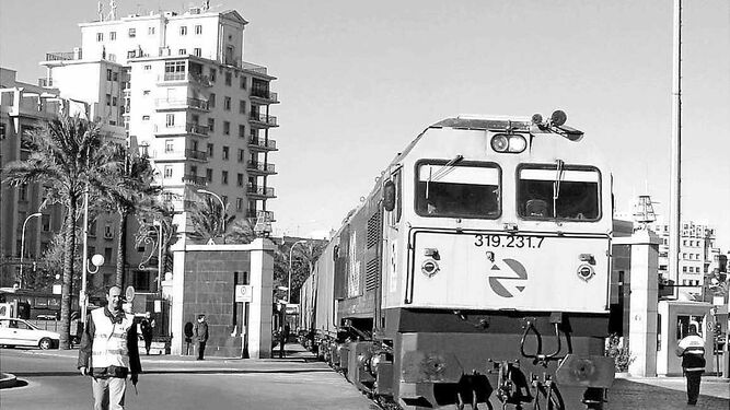 Una imagen de archivo de uno de los trenes en dirección al puerto de Cádiz.