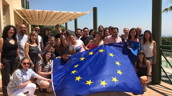El grupo de jóvenes, ayer con la bandera europea en el albergue de Pelayo.