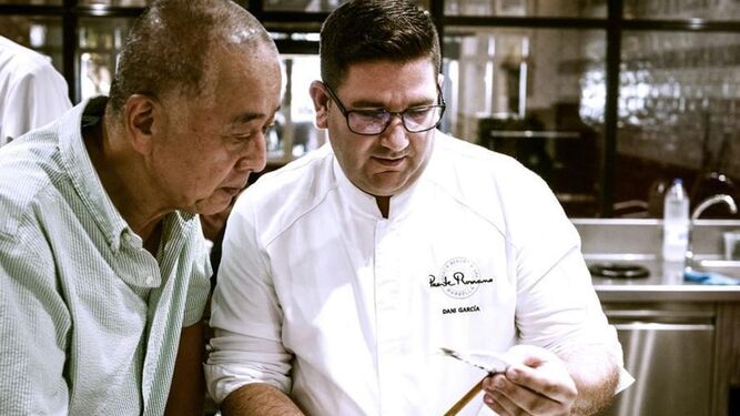 Dani García le muestra al reconocido chef Nobu Matsuhisa cómo hacer espetos.