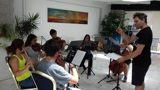 Los integrantes de la orquesta, durante los ensayos en la oficina turística de Algeciras.