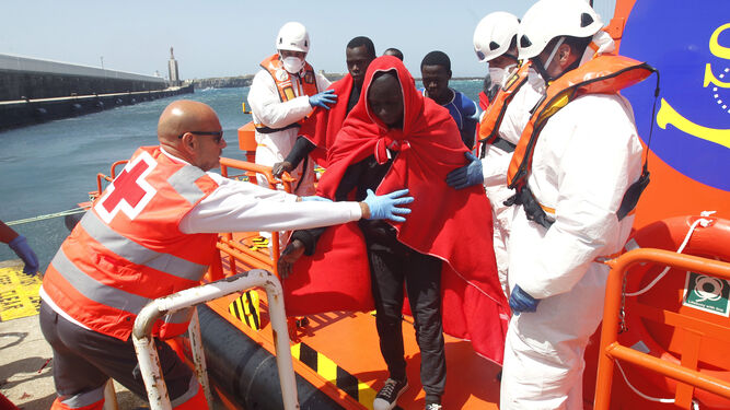 Salvamento Marítimo auxilia en Tarifa a varios migrantes interceptados en el Estrecho