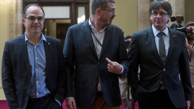 Jordi Turull junto a ldirector general de Comunicación de la Generalitat, Jaume Clotet, y el presidente Carles Puigdemont